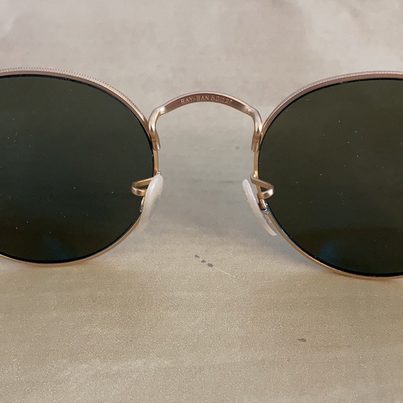 Ray Ban round metal polarized women’s sunglasses, gold frame, blue flash lenses - Picture 10 of 12